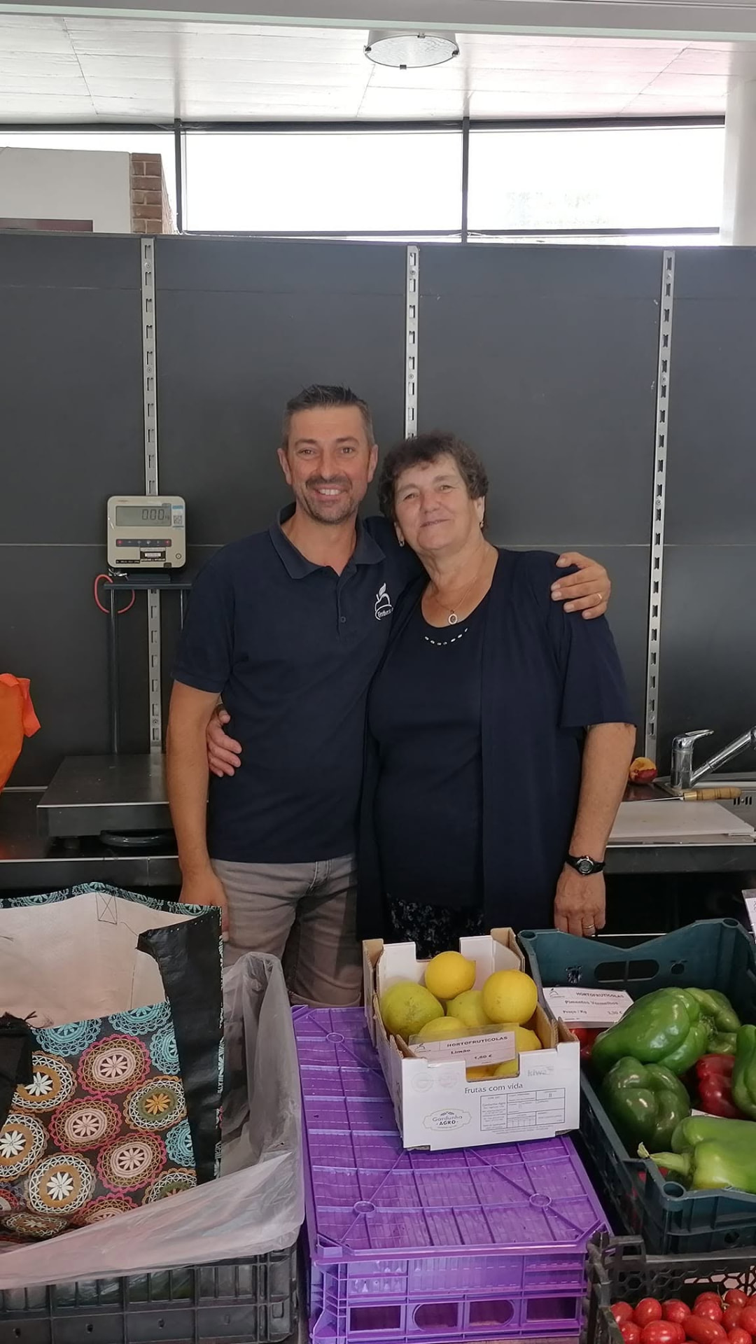 Equipa Frutivendas na banca do Mercado Municipal de Vendas Novas